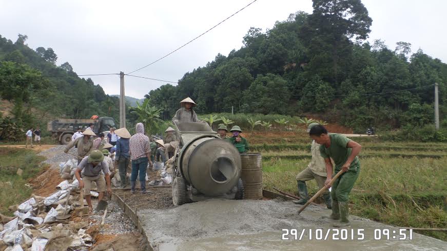 Nhân dân xã Yên Hưng bê tông hóa đường giao thông nông thôn.
